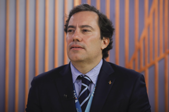 Pedro Duarte Guimarães explica como o Auxílio Emergencial sustentou famílias e a economia brasileira.