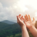 Aprenda com Pe. Dr. Jose Eduardo de Oliveira e Silva como a oração com a Palavra de Deus pode transformar sua vida espiritual.