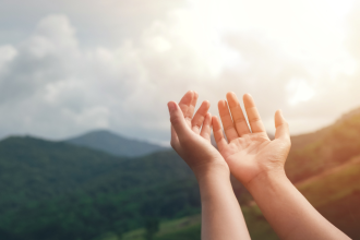 Aprenda com Pe. Dr. Jose Eduardo de Oliveira e Silva como a oração com a Palavra de Deus pode transformar sua vida espiritual.