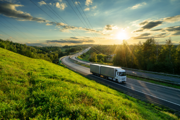 A logística que ninguém vê, mas que sustenta cada operação bem-sucedida, ganha forma na atuação estratégica da Avantec Transportes.