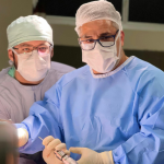 Queloide e cicatriz hipertrófica explicados no contexto cirúrgico por Dr. Haeckel Cabral.