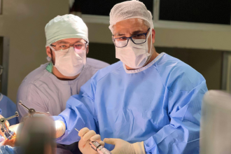 Queloide e cicatriz hipertrófica explicados no contexto cirúrgico por Dr. Haeckel Cabral.