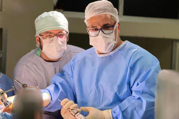 Queloide e cicatriz hipertrófica explicados no contexto cirúrgico por Dr. Haeckel Cabral.