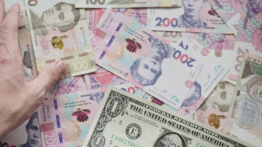 Cédulas de diferentes moedas, incluindo uma nota de dólar, em close e parcialmente desfocadas.