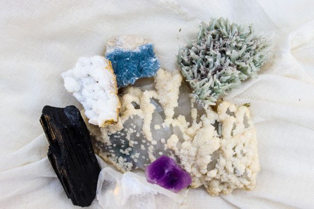Diversas amostras de minerais, incluindo ametista e quartzo, dispostas para observação.